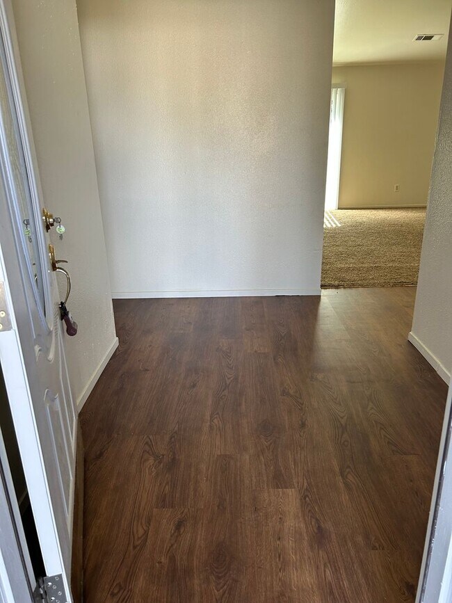 Building Photo - 1846 N Selina Ct