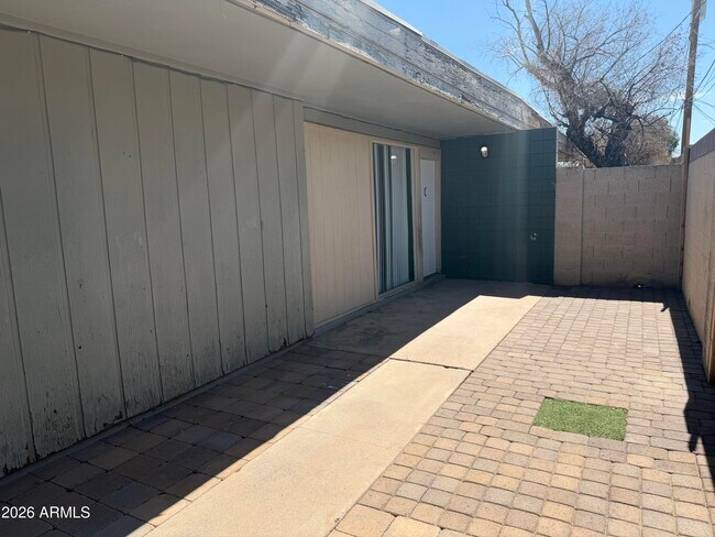 Building Photo - 2030 W Cactus Rd