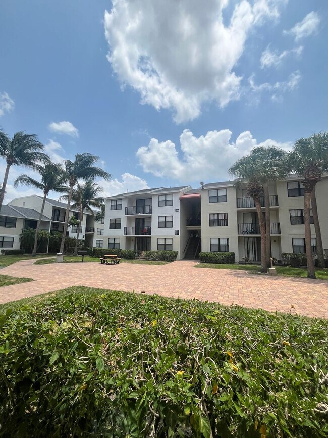 Building Photo - 706 Executive Center Dr