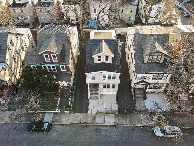 Building Photo - 196 Shephard Ave