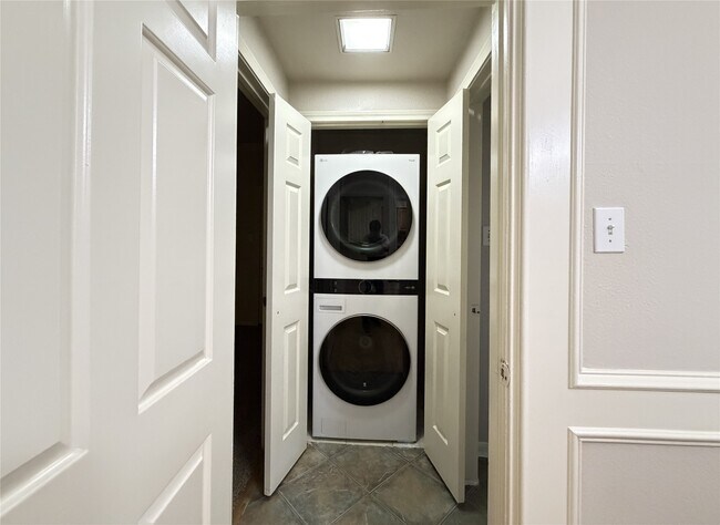 Building Photo - 2255 Braeswood Park Dr