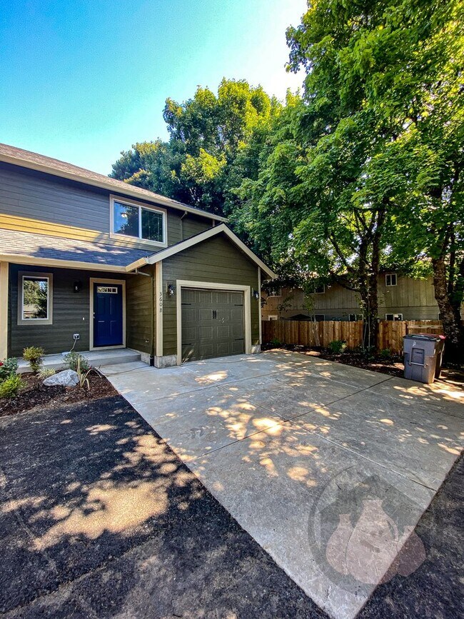 Building Photo - Willamina Duplex