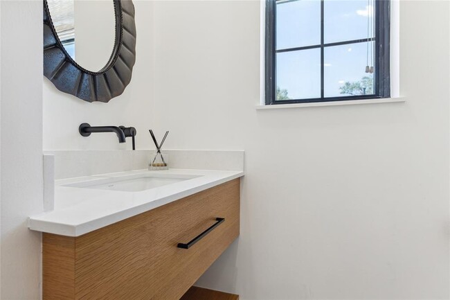 Building Photo - 3115 Castlewood St