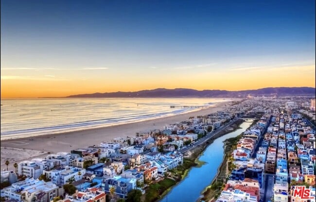 Building Photo - 129 Channel Pointe Mall