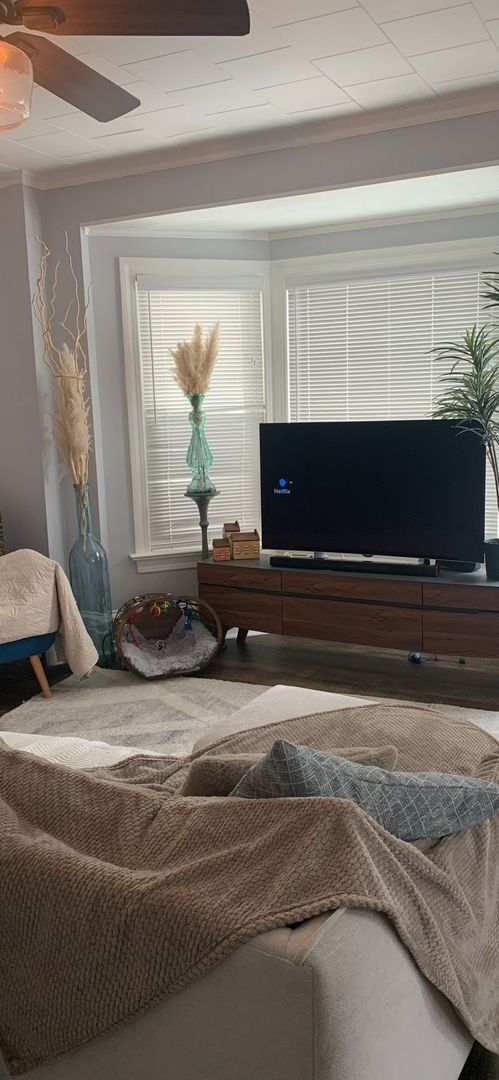 Building Photo - 223 E 9th St