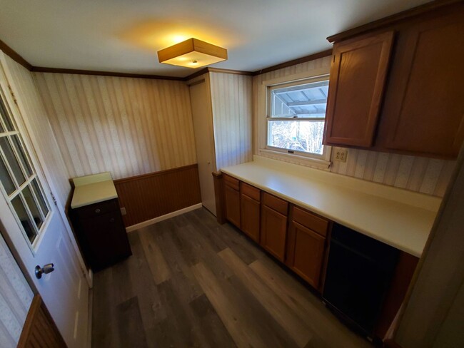 Building Photo - Single Family 2 bed/1 bath with HUGE Garag...