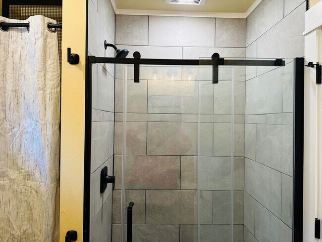 Building Photo - 605 Alderson Ave