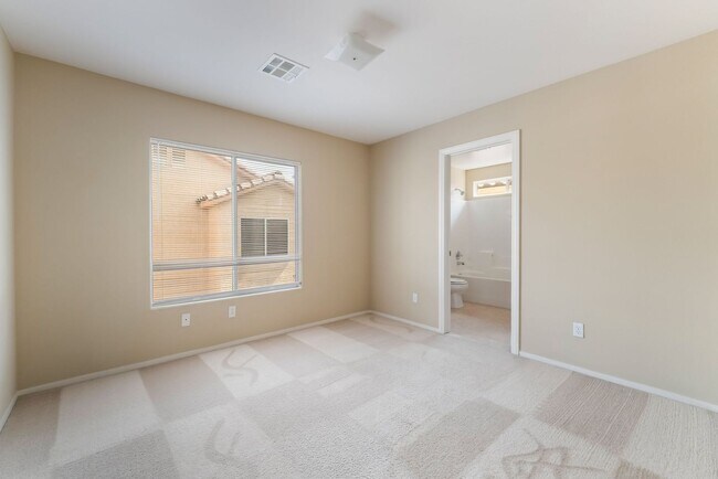 Building Photo - Comfortable Living Near City Conveniences!