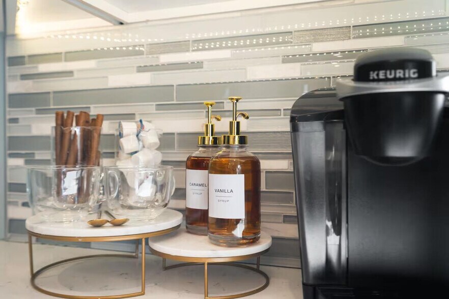 Building Photo - 32 E 44th St