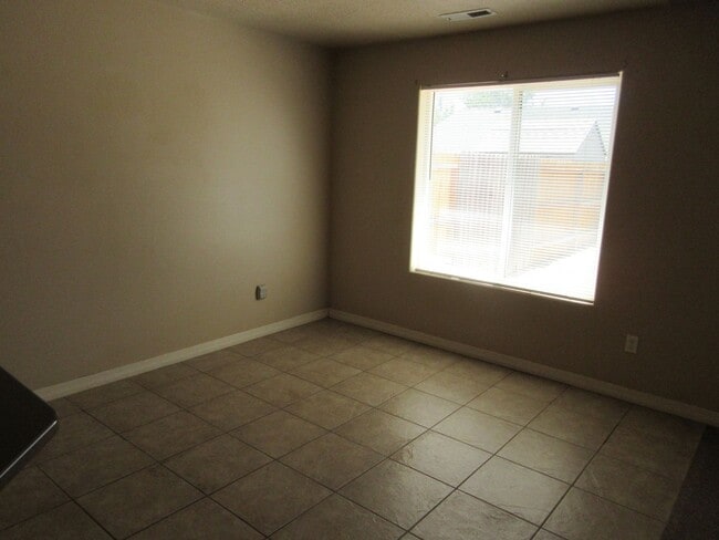 Building Photo - 3 bedroom -2 Bathroom -Twinhome in Lamplight