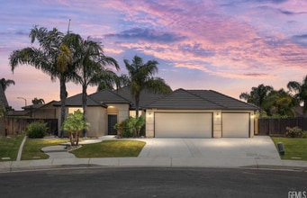 Building Photo - Luxury Furnished 4-Bed Home w/ Pool, Spa, ...