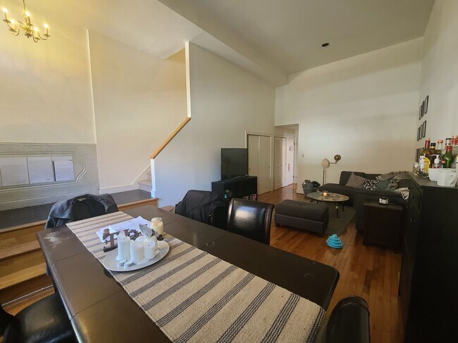 Building Photo - Spacious 2BR/1.5BTH w/ HW Floors, New Kitc...
