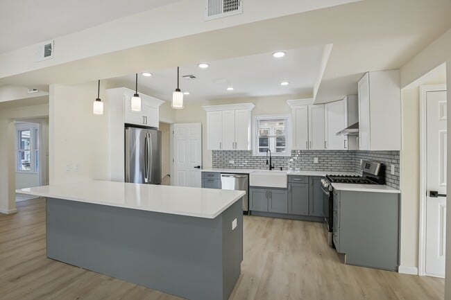 Building Photo - 4 Lincoln Pl