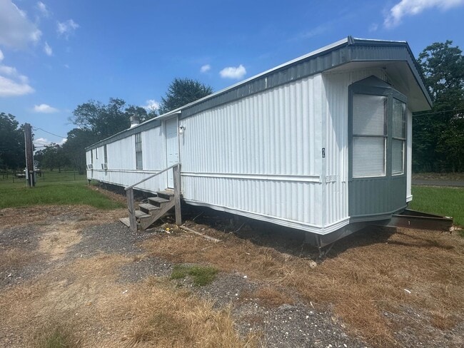 Building Photo - 2 bed, 1 bath Mobile Home - Available Now ...