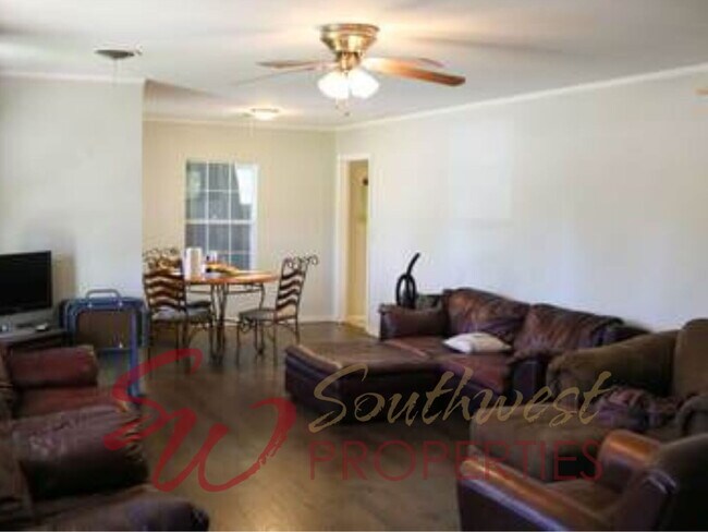 Building Photo - Large 3 bedroom close to campus