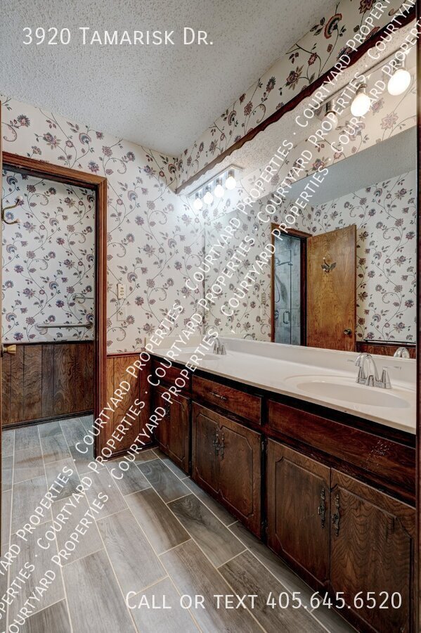 Building Photo - 3920 Tamarisk Dr