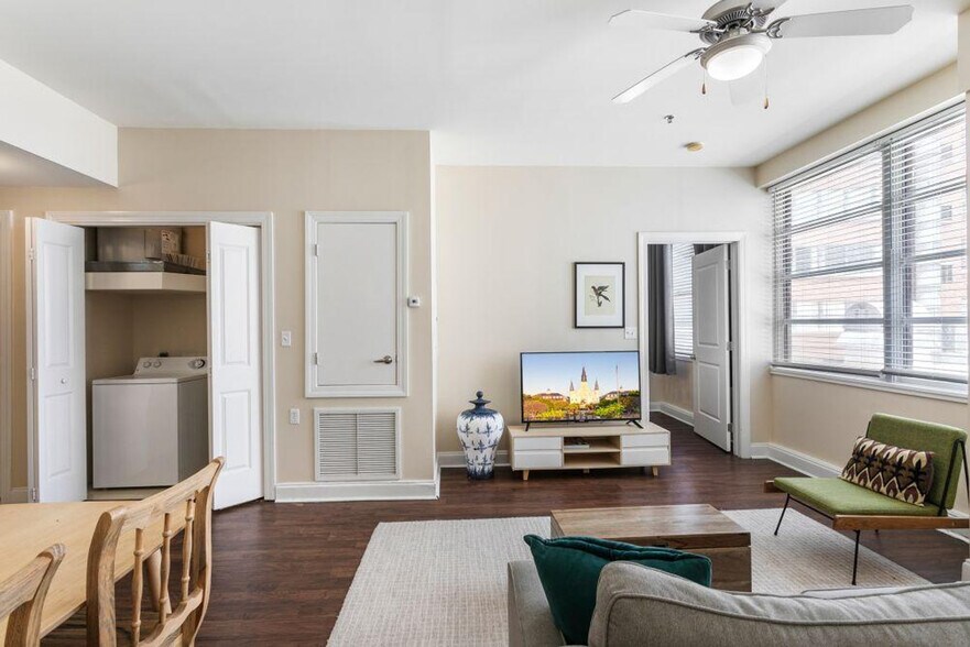 Building Photo - 925 Common St