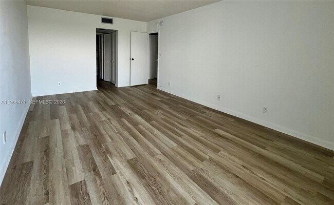 Building Photo - 100 Bayview Dr