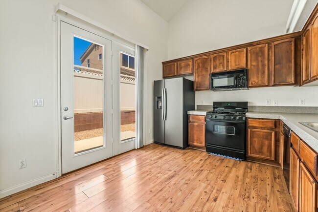 Building Photo - 3 Bedroom, 2 bathroom, 2 Car Garage Home i...