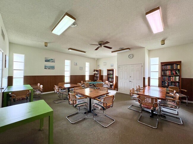 Building Photo - 700 Village Green Ct