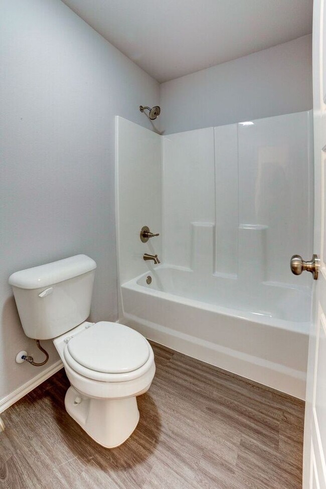 Building Photo - Move In Special! 4/2.5/2 Near Downtown!