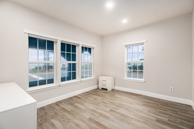 Building Photo - 1028 Ave M 1/2
