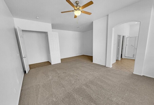 Building Photo - 7236 W Paradise Ln