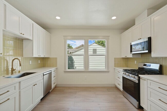 Building Photo - Beautifully updated 2/1 in North Oak Park! Located Close to UC Davis Med Center + MgGeorge Law Sc...