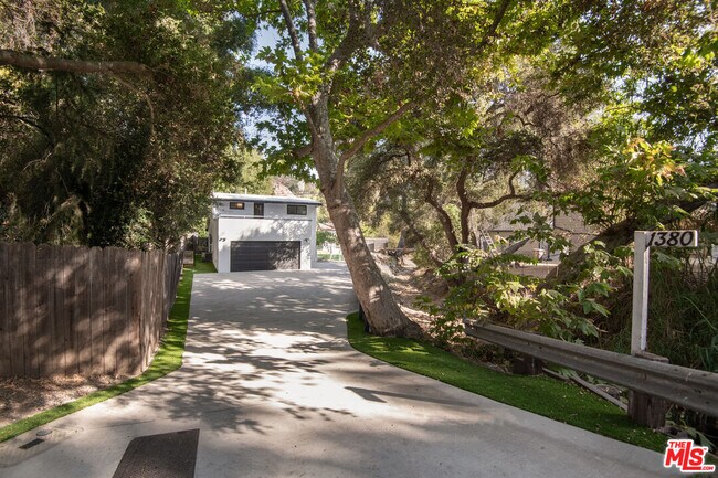 Building Photo - 1380 Old Topanga Canyon Rd