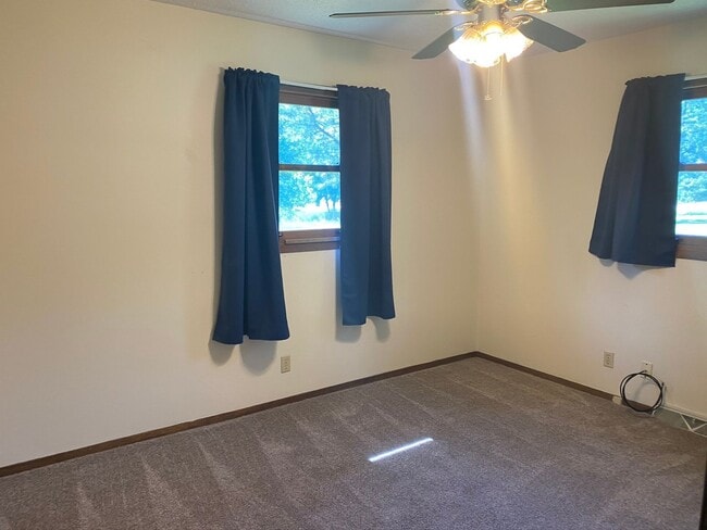 Building Photo - 2 BEDROOM | 1 BATH | SINGLE LEVEL | GARAGE...