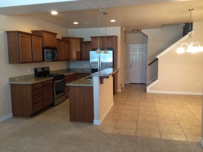 Building Photo - Luxury 3 Bedroom Townhome Available Now!!