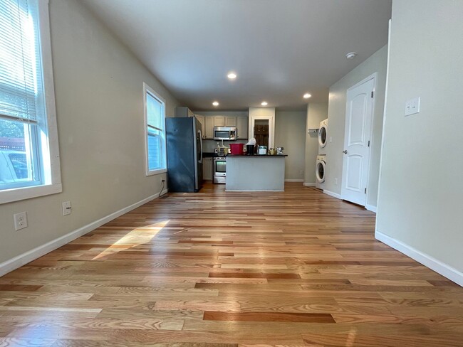 Building Photo - Large, updated 5 BR 2.5 BA in Carrboro, cl...