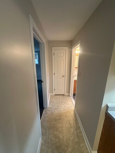 Building Photo - 846 Main St