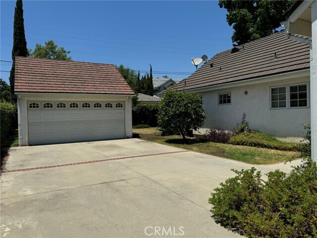 Building Photo - 405 S Old Ranch Rd