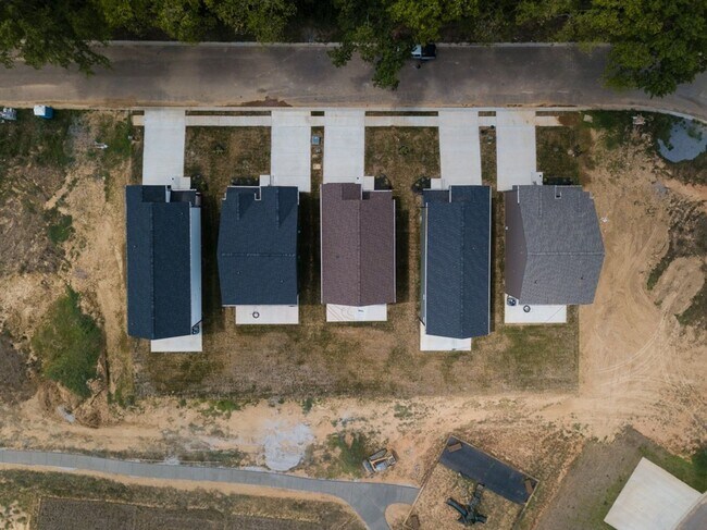 Building Photo - Contemporary 3-Bedroom Beauty with Walk-In Closet and Tile Shower Retreat