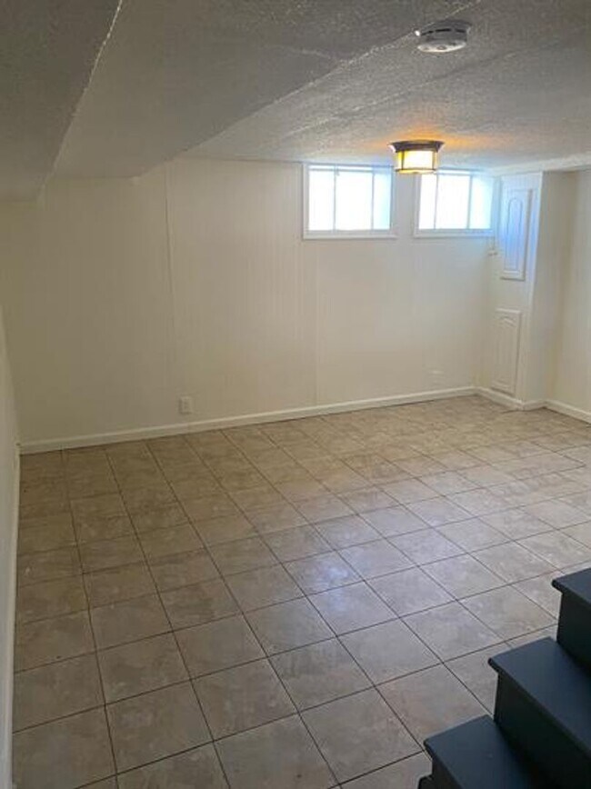 Building Photo - Two Bedroom Home