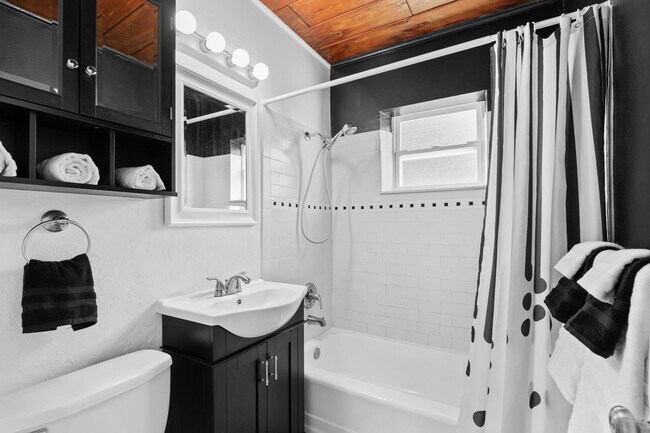 Building Photo - 327 Lee Ave