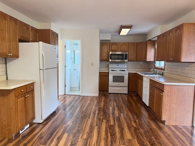 Building Photo - 5 Bedroom home on the NE side of Grand Rapids