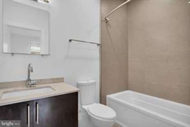 Building Photo - Beautiful Northern Liberties Townhome