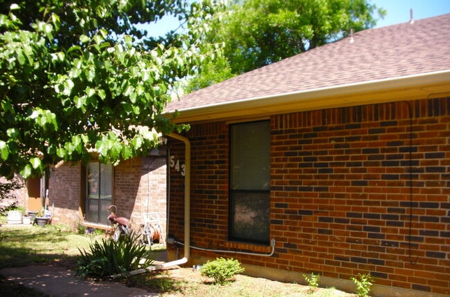 Building Photo - Large 2BD 2BA Duplex in Edmond!!