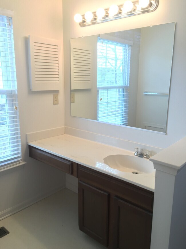 Building Photo - 656 Oleander Cir