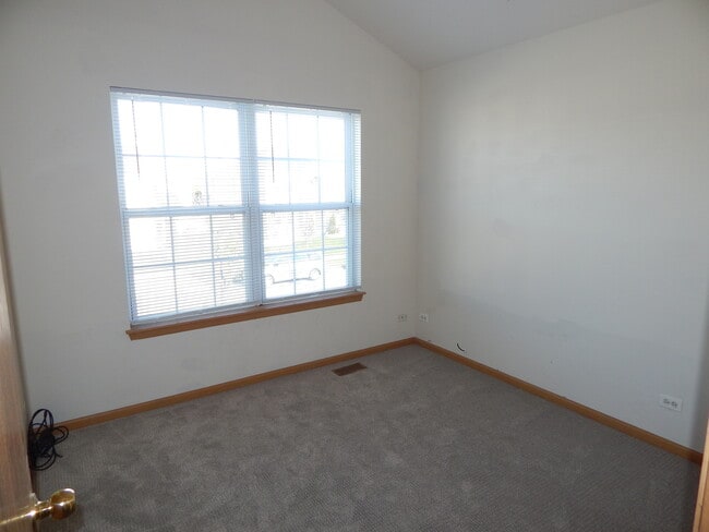 Building Photo - 2800 E Bridleway Ct