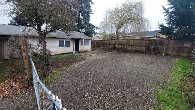 Building Photo - 1033a Bullard St