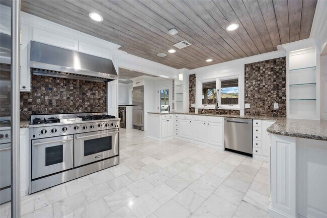 Building Photo - 4031 Fernwood Dr