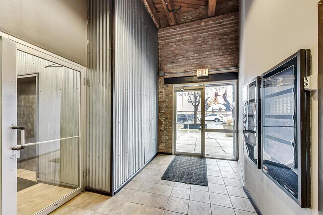 Building Photo - 626 W Randolph St