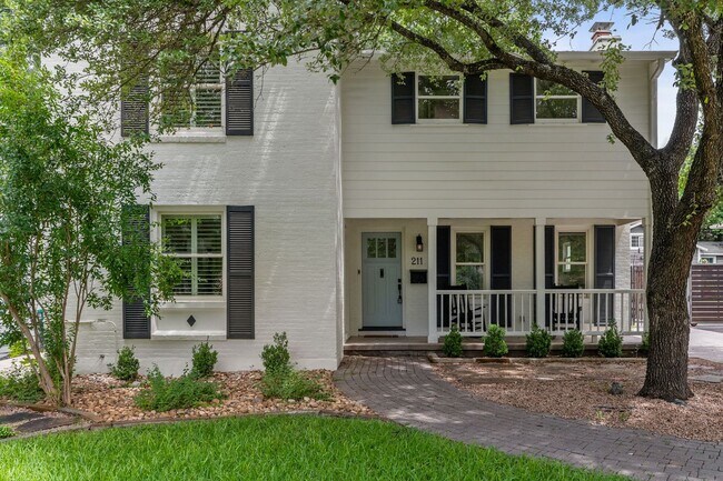 Building Photo - CHARMING 3-BEDROOM IN THE HEART OF ALAMO HEIGHTS
