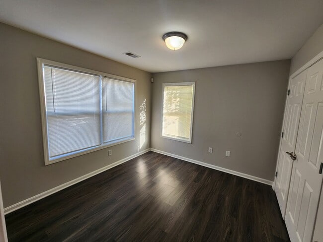 Building Photo - Beautiful 2 bedroom 2 full bath condo clos...