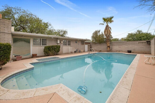 Building Photo - Eastside 4 Bedroom Home with Pool