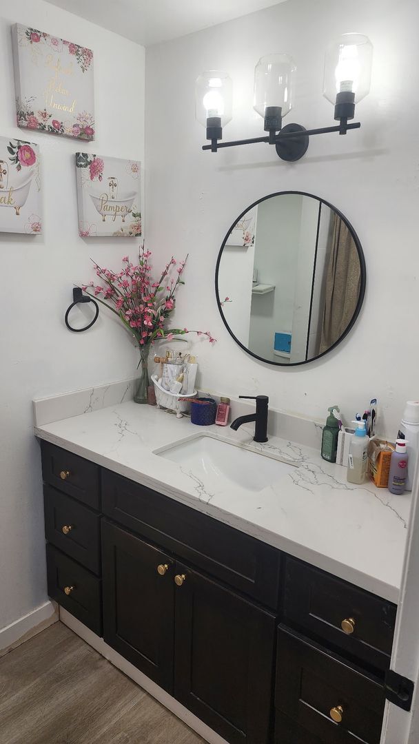 Building Photo - Renovated 4-Bedroom Single-Level Home in Quiet Kent Central Location