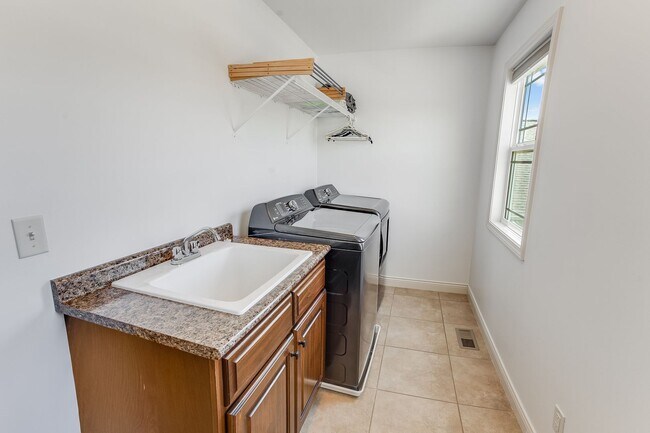 Building Photo - LUXURY 5 BEDROOM HOME AVAILABLE IN MAHOMET
